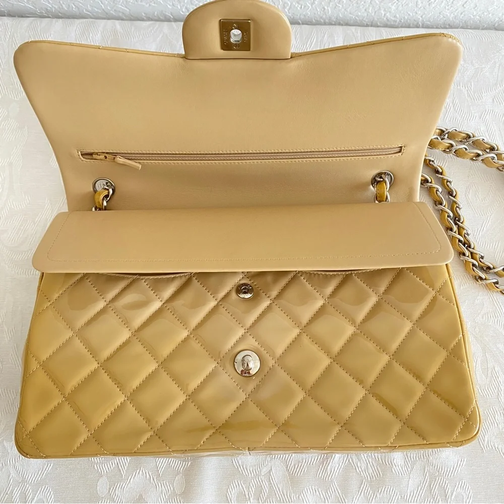 CHANEL Timeless Jumbo double flap shoulder bag in beige yellow patent le…